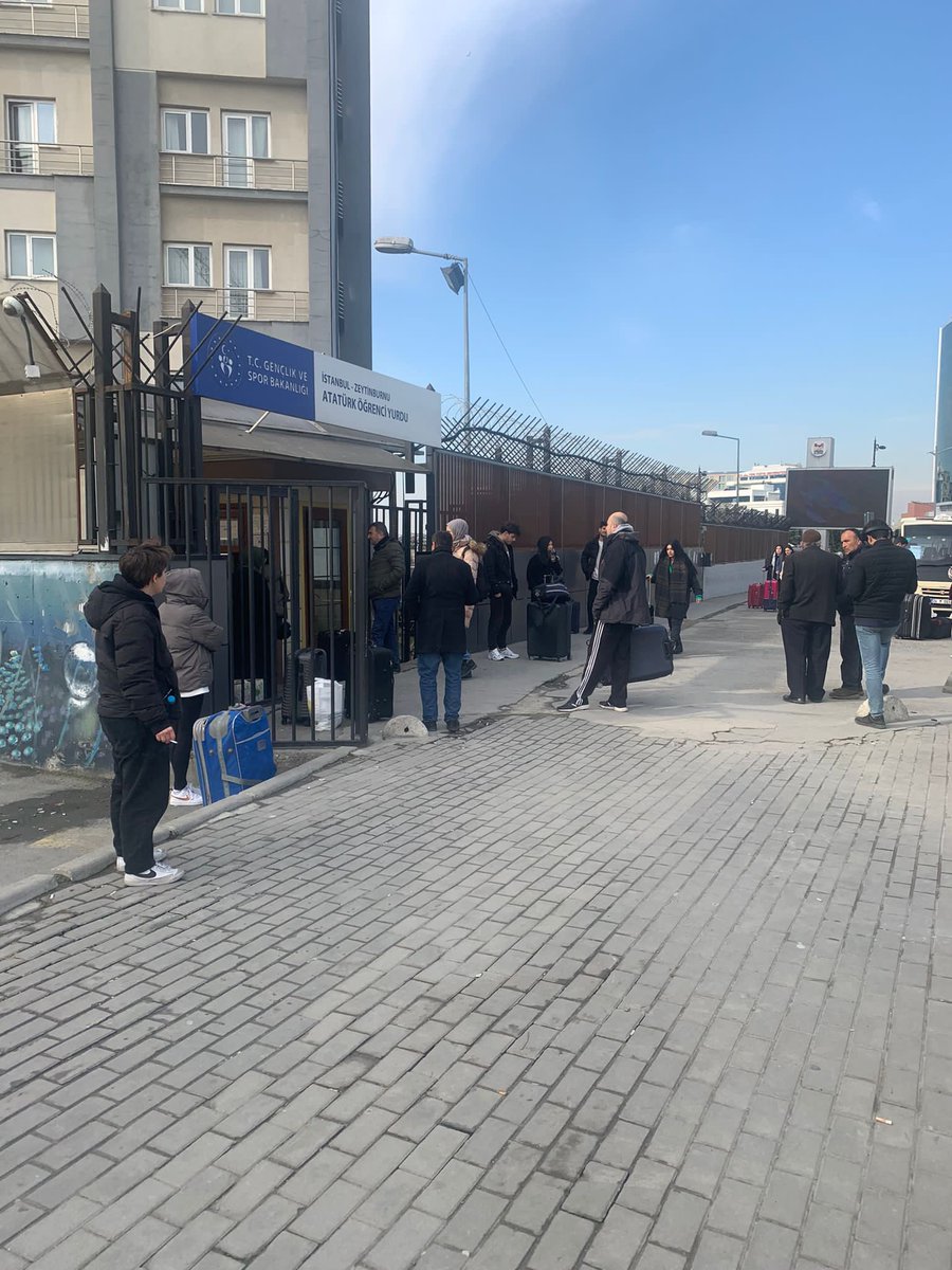 Bir mağduriyeti çözeyim derken başka mağduriyet yaratmak!
Al sana yönetim planlaması!
Öğrencilerin ağar topar yurttan atılması kabul edilemez mağduriyetin üzerine mağduriyet eklemeyin
Bölgeye yakın otelleri, tatil köylerini devreye sokmak işinize mi gelmiyor?