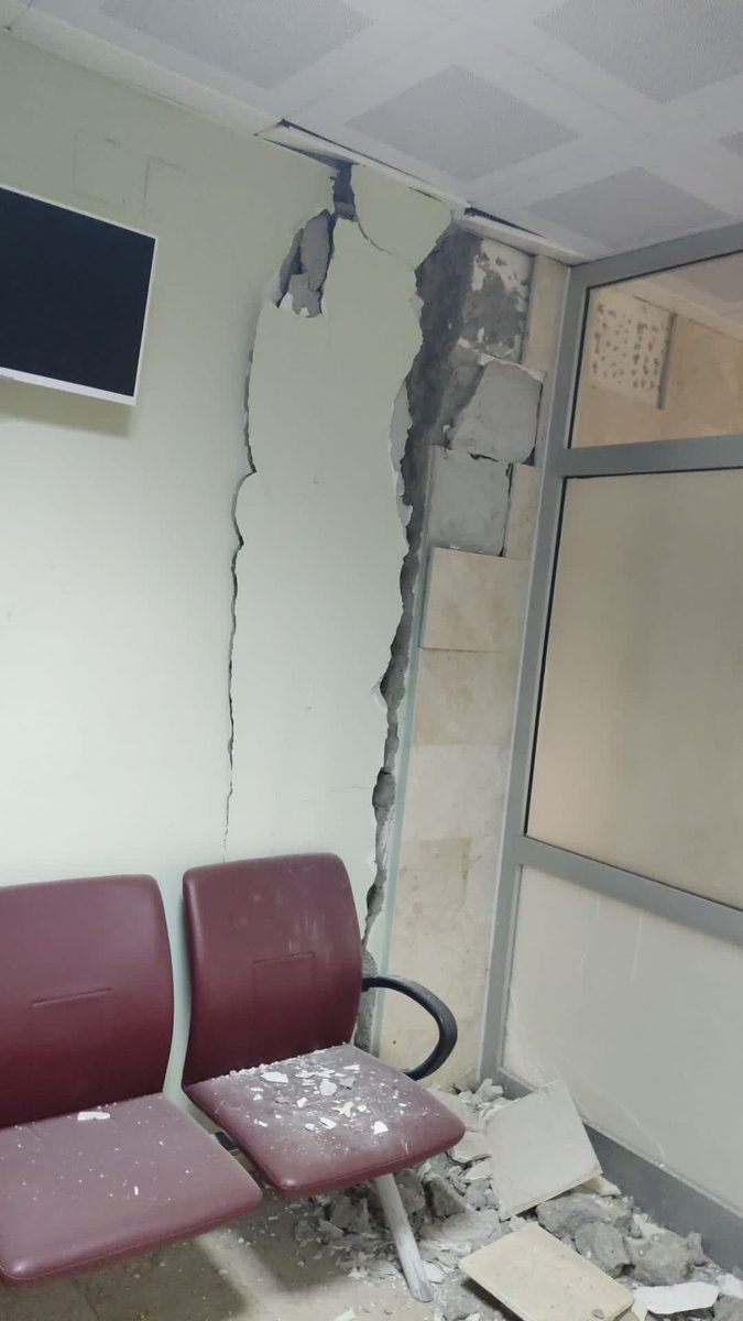 2010’da açılan İskenderun Devlet Hastahanesi ağır şekilde tahrip olmasına rağmen hastahane açık, ameliyatlar devam ediyormuş.2 doktor bana ulaşarak hastahanenin kapatılmasını ve bahçede kurulan Sahra hastahanesi çalışmaların sürdürülmesini talep ettiler: ⁦<a href="/drfahrettinkoca/">Dr. Fahrettin Koca</a>⁩