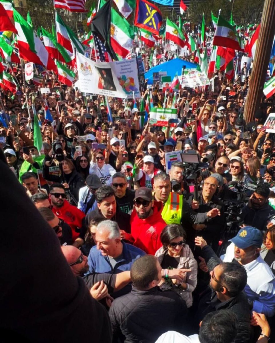 بخاطر همینه که وکالت میدیم
بخاطر اینکه صدها هزار نفر منتظر کسی هستند که دوستش دارن، میدونن گردهمایی بزرگشون هایجک نمیشه و هیچ سواستفاده‌ای اتفاق نمیوفته
منتظر شاهزاده‌ای که به جمعیت اعتبار میده تا اینکه بخواد اعتبار بگیره و باهاش گروکشی سیاسی راه بندازه
#من_وکالت_میدهم
#لس_آنجلس