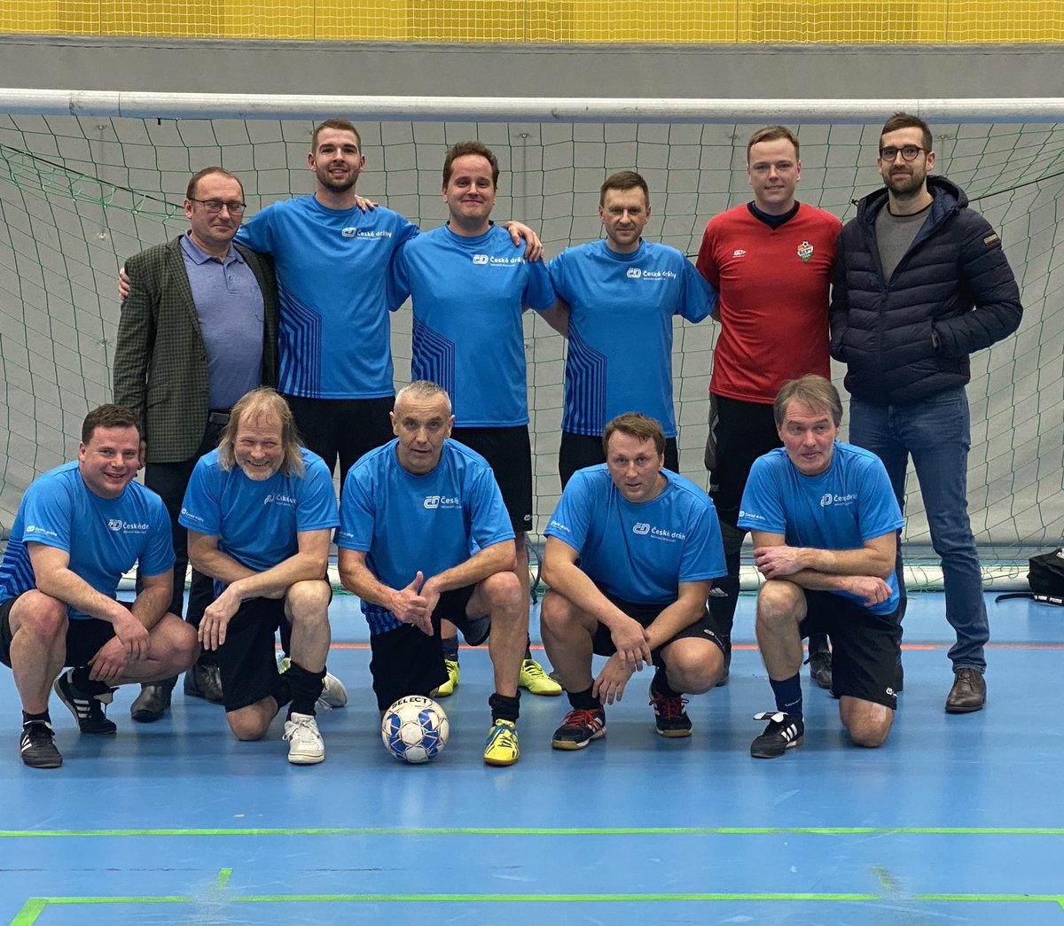 MKrapinec's tweet photo. Měl jsem možnost sledovat skvělý fotbalový výkon našich kolegů. Před pár týdny začal další ročník největší futsalové ligy GoldenTour.  
Na kolbišti s profi zázemím se potkávají amatérští fotbalisté z různých firem. A nechybí ani  #CDTeam ⚽️🥅

Díky za skvělou atmosféru! https://t.co/vbJK8tOA4f