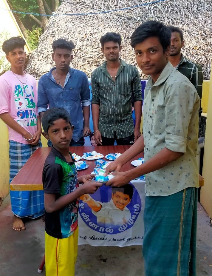 TCRVMI's tweet photo. 12/02/2023
வாரம் : 09
தளபதி அவர்களின் உத்தரவின்படி,
தஞ்சை மாவட்ட திருவிடைமருதூர் ஒன்றிய தொண்டரணி #திருச்சேறை #தளபதி_விஜய்_மக்கள்_இயக்கம் தலைமை சார்பாக,
இன்று விலையில்லா #ரொட்டி_பால்_முட்டை வழங்கும் திட்டம் மூலம் குழந்தைகளுக்கு வழங்கப்பட்டது. https://t.co/L75IyPztl8