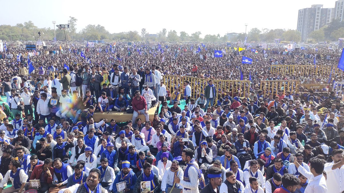 GulzarSiddiqui_'s tweet photo. ये पैसा देकर बुलाई गई भीड़ नहीं है,
 बल्कि यह भीड़ भाई @BhimArmyChief के संघर्षों द्वारा बुलाई गई भीड़ हैं।
#मासाअल्लाह https://t.co/ieCmfcXi5R