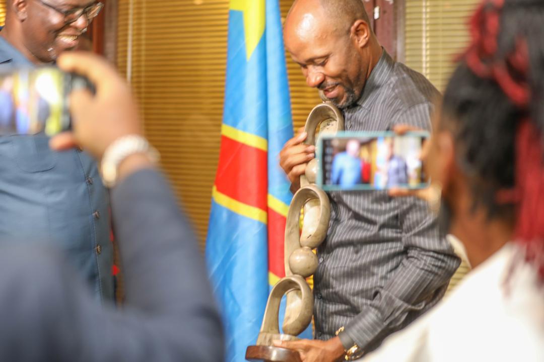michaelbakemba3's tweet photo. #RDC:"Si seulement on pouvait nous écouter, PatricK Muyaya mérite une reconduction à la tête du ministère de la Com&amp; Médias ds le Gouvernement Sama2", a dit Jean-Marie Kasamba, Pdt d l'UNPC/Kin sous les acclamations frénétiques des jrnalistes présents à la cérémonie.@LukondeSama https://t.co/HBBKivpoK0