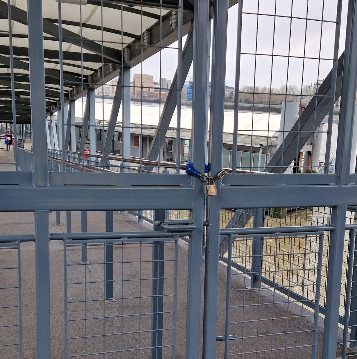 gr_h_m's tweet photo. @thamesclippers someone forgot to unlock the gate at Canary Wharf... https://t.co/9OPKir8aYB