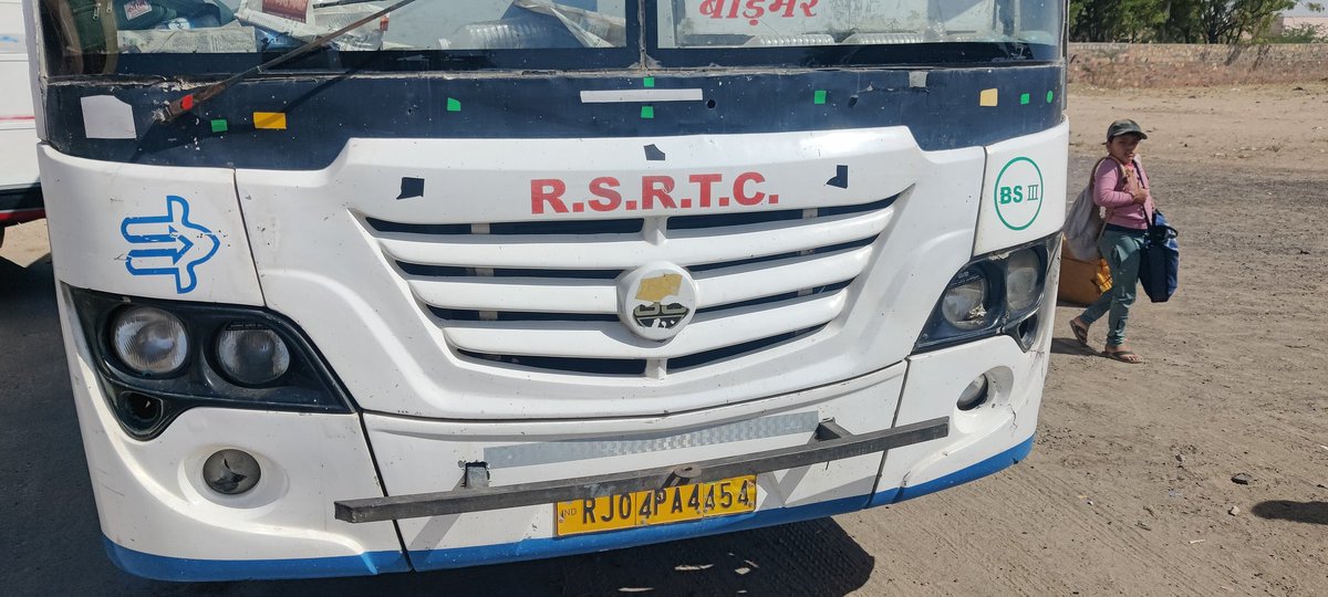Viveksbarmeri's tweet photo. Hello @RSRTC_OFFICIAL अभी मेरे माता-पिता रोडवेज की इस बस से पचपदरा आए।
बस स्टैंड पर ड्राइवर ने 30 सैकेंड ब्रेक नहीं किए और गाड़ी आगे बढाने लगा। रुकने का कहने पर गाली गलौच करने लगा।
चालक नशे में और कंडक्टर था ही नहीं।
यह हाल है देख लीजिए
@Brijendra_ola
@CMHelpdesk https://t.co/Tvzl3gb9Am