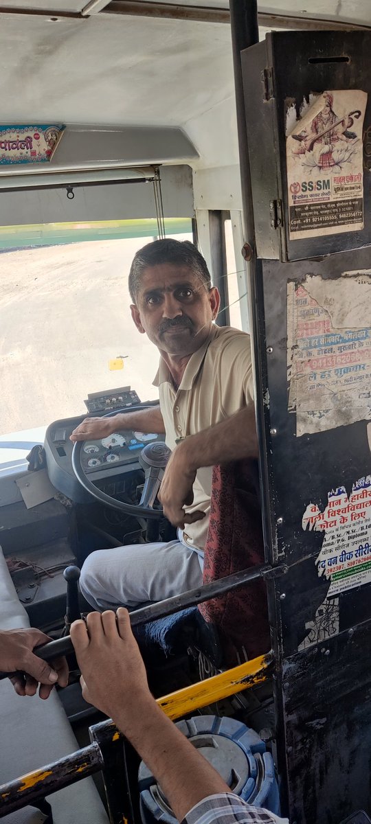 Viveksbarmeri's tweet photo. Hello @RSRTC_OFFICIAL अभी मेरे माता-पिता रोडवेज की इस बस से पचपदरा आए।
बस स्टैंड पर ड्राइवर ने 30 सैकेंड ब्रेक नहीं किए और गाड़ी आगे बढाने लगा। रुकने का कहने पर गाली गलौच करने लगा।
चालक नशे में और कंडक्टर था ही नहीं।
यह हाल है देख लीजिए
@Brijendra_ola
@CMHelpdesk https://t.co/Tvzl3gb9Am