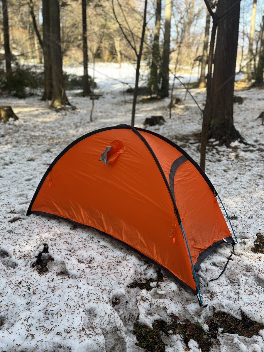 zenhike's tweet photo. テントを広げてフレームを連結し、伸ばしたフレームをスリーブに通して立ち上げる。
伸ばしたフレームは思ったより長いので、テン場などでは気を付けないといけない。
かなり軽いので、立ち上げたら風に持っていかれる可能性がある。やはりステークで固定が必要。
#raiz1 #araitent https://t.co/ijYQ2OUpFF