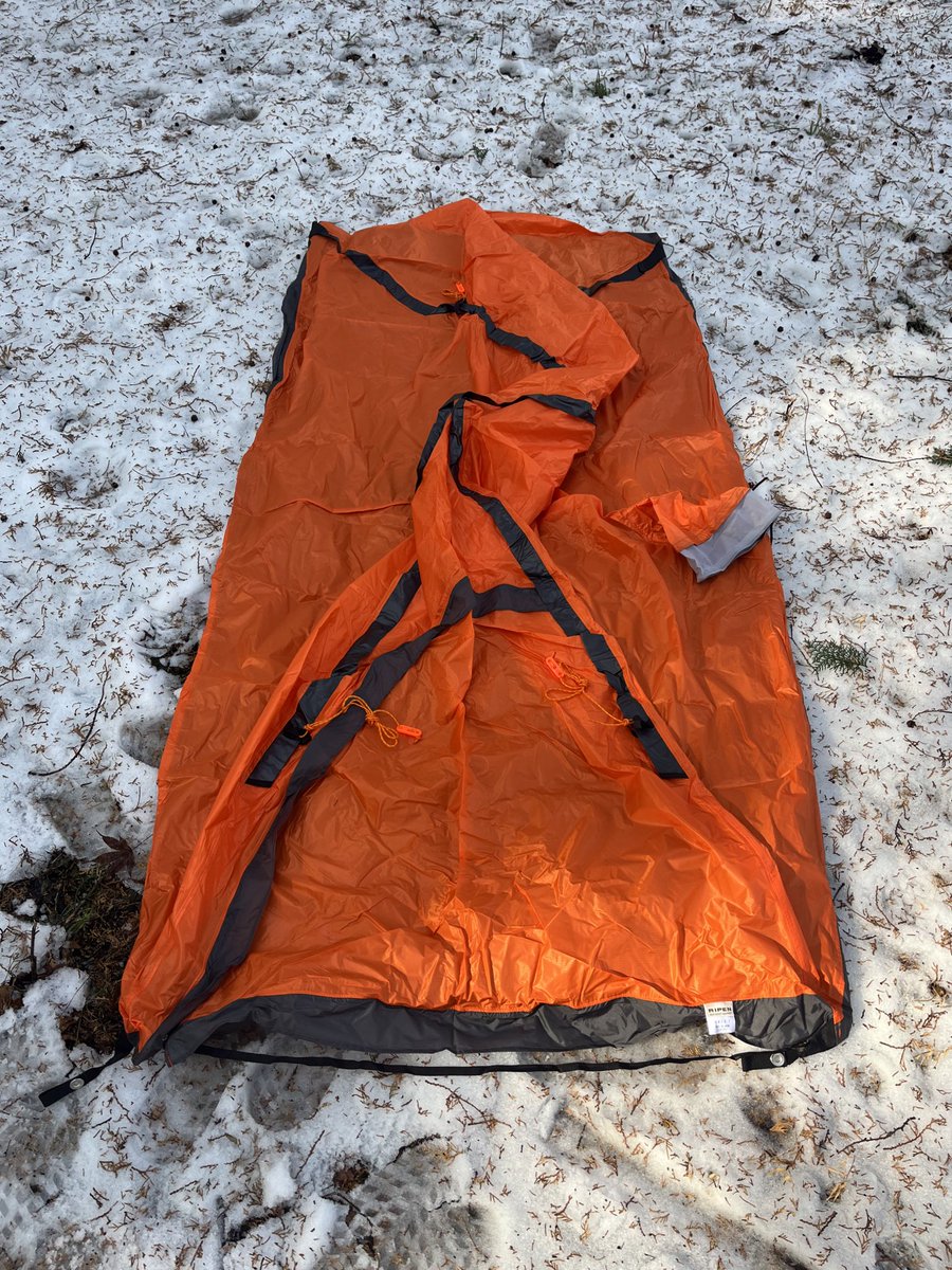 zenhike's tweet photo. テントを広げてフレームを連結し、伸ばしたフレームをスリーブに通して立ち上げる。
伸ばしたフレームは思ったより長いので、テン場などでは気を付けないといけない。
かなり軽いので、立ち上げたら風に持っていかれる可能性がある。やはりステークで固定が必要。
#raiz1 #araitent https://t.co/ijYQ2OUpFF
