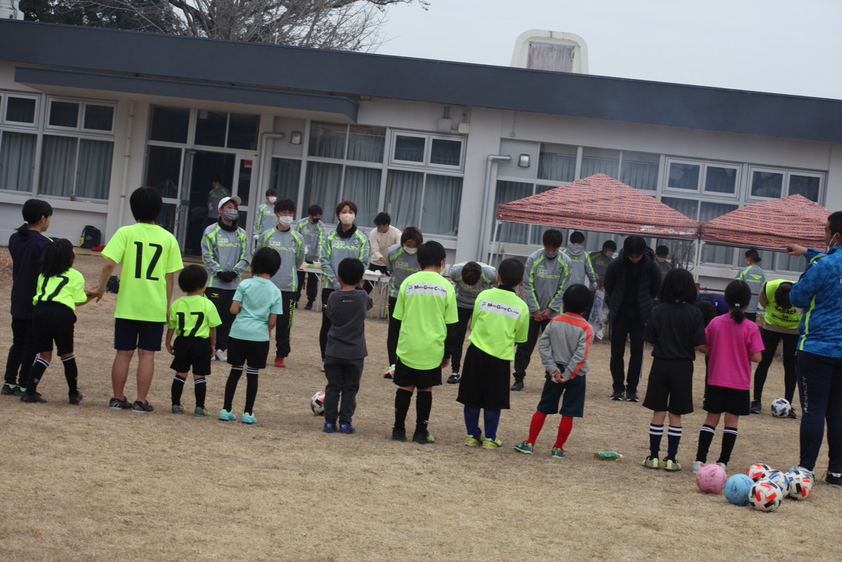 viamaterras2020's tweet photo. 本日、OIWAKE SDGs PARK (#新富町宿泊交流施設追分分校)にて、#Reback と #ヴィアマテラス宮崎 合同サッカースクールとBBQを行いました⚽🍴Rebackの選手たちは3週間に渡るTRも本日が最終日。
スクールの前に、こどもたちと農業体験も👨🌾
ご参加・ご協力いただいた皆様、ありがとうございました‼️😊 https://t.co/Gg5c9bHyGC