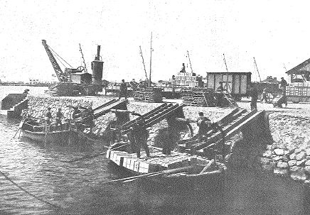 portcastello's tweet photo. 📷 #EnBlancoyNegro 📷
Deslizaderas para la carga de cajas de naranja en barcazas.1924.
En las primeras décadas del siglo XX la exportación de naranja constituía casi la totalidad de los tráficos movidos por el Puerto de Castellón. 
.
.
.
#PuertodeCastellon #PortCastello #archivo https://t.co/V0zLyfpjH7