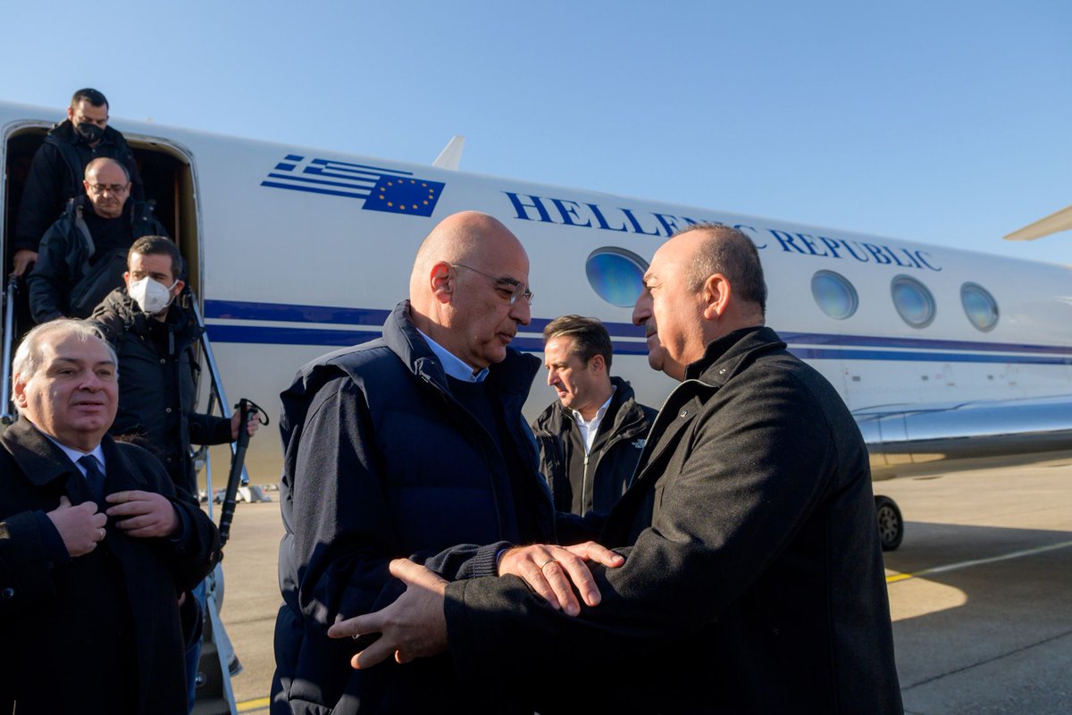 The Greek FM <a href="/NikosDendias/">Nikos Dendias</a> gets a very warm welcome by Turkish FM <a href="/MevlutCavusoglu/">Mevlüt Çavuşoğlu</a> as he lands in #Adana to visit the areas affected by the #TurkeyEarthquake. Too early to say but it really looks like something has changed both in #Greece and in #Turkey🇬🇷❤️🇹🇷#Yunanistan
