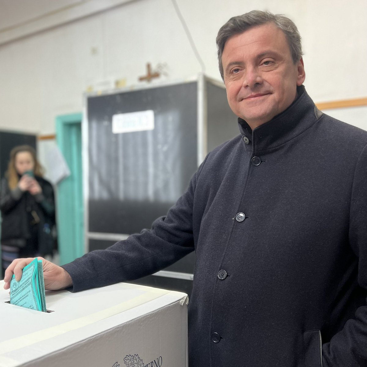 CarloCalenda's tweet photo. Votare è come un colloquio di lavoro. Scegliete non per appartenenza, ma sulla base di preparazione e competenza. In modo libero e consapevole. 
Buon voto a tutti. 
#Regionali2023 https://t.co/jvXQPE7p0N