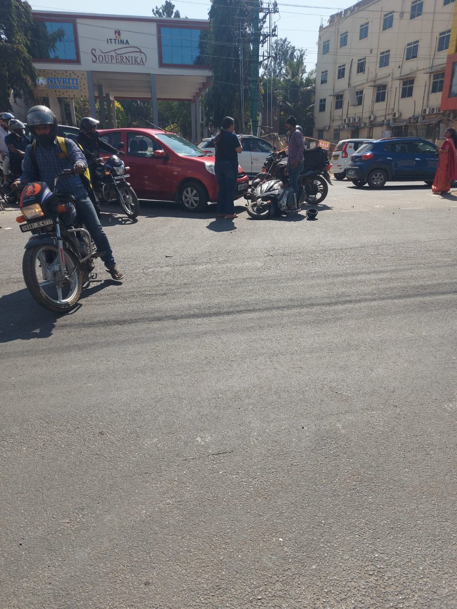 kdevforum's tweet photo. @SplCPTraffic @ArvindLBJP sir we reached ur offices & everyone to stop this #Uturn #deathtrap in #SarjapurRoad.Blw is one such at #Ittina. Pls give traffic signal at #Kaikondrahalli,#Doddakanneli, remove uturns.Make this road scientifically safe using space available,show intent! https://t.co/w6pH1aboYH