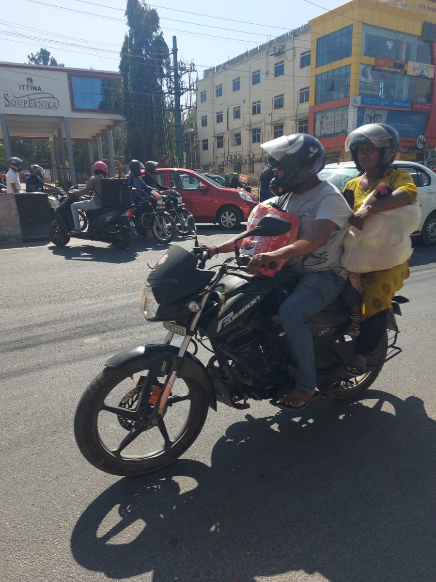 kdevforum's tweet photo. @SplCPTraffic @ArvindLBJP sir we reached ur offices & everyone to stop this #Uturn #deathtrap in #SarjapurRoad.Blw is one such at #Ittina. Pls give traffic signal at #Kaikondrahalli,#Doddakanneli, remove uturns.Make this road scientifically safe using space available,show intent! https://t.co/w6pH1aboYH