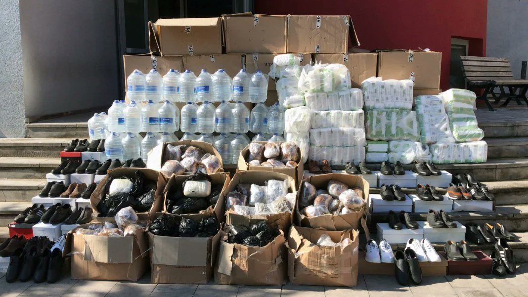ConflictTR's tweet photo. Adana'da deprem bölgesine yardım malzemesi taşıyan kamyonda bebek bezi, ayakkabı ve su kolilerinin arasına gizlenmiş 107 kilo 100 gram esrar ele geçirildi. https://t.co/F7hcIINDpc