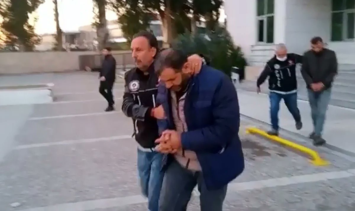 ConflictTR's tweet photo. Adana'da deprem bölgesine yardım malzemesi taşıyan kamyonda bebek bezi, ayakkabı ve su kolilerinin arasına gizlenmiş 107 kilo 100 gram esrar ele geçirildi. https://t.co/F7hcIINDpc