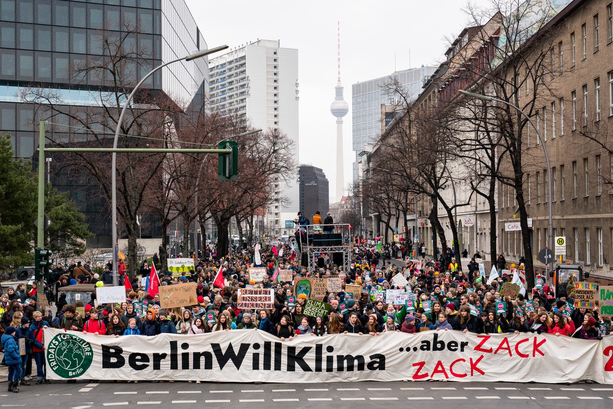 FridayForFuture's tweet photo. #BerlinWillKlima 🔥📣 https://t.co/xVf2K7HiMS