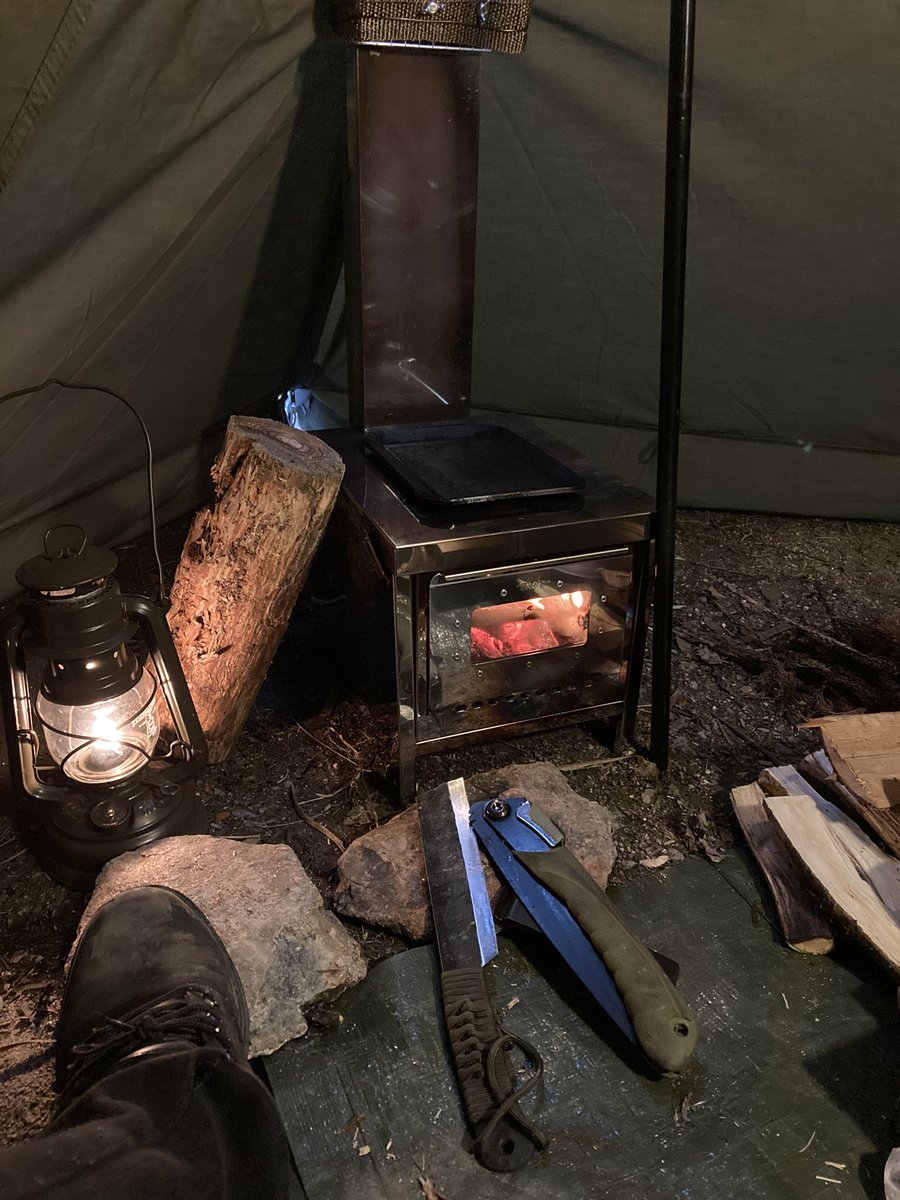 Stella343S's tweet photo. 雨降り出した…😑もってくれよ…ソロベース⛺️
#雨 #雨キャンプ #薪ストーブ https://t.co/eacEUXppal