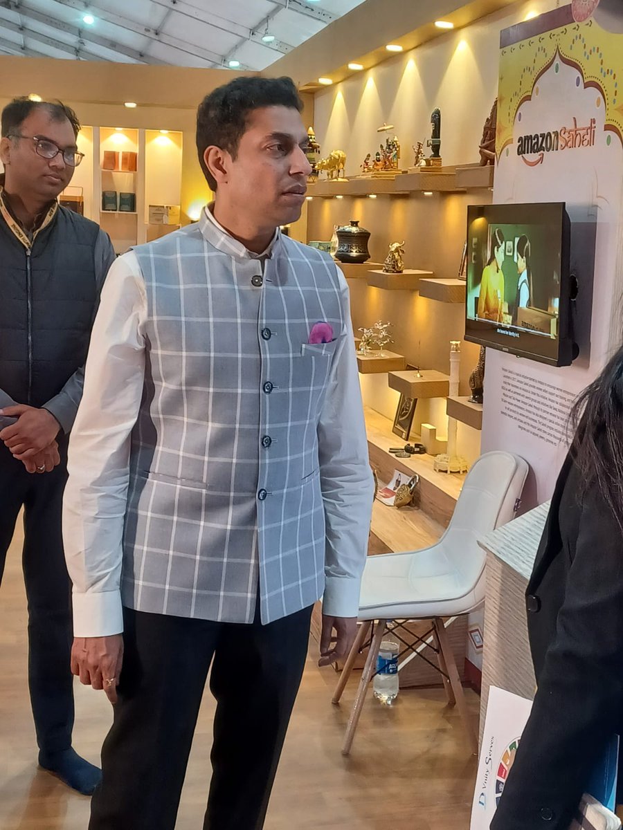 UP_ODOP's tweet image. श्री @mayurias, निदेशक एवं आयुक्त, उद्योग निदेशालय ने #UPGIS23 में #ODOP स्टॉल का अवलोकन किया और हस्तशिल्पियों एवं विभागीय अधिकारियों से संवाद किया। 
#AatmanirbharBharat #VocalForLocal