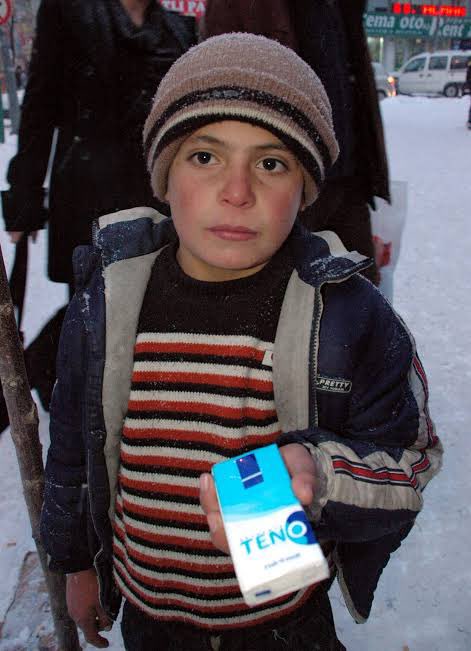 Mendil satan çocuğun burnunu koluyla silmesi kadar acımasız bu hayat.
Alıntı 

#deprem