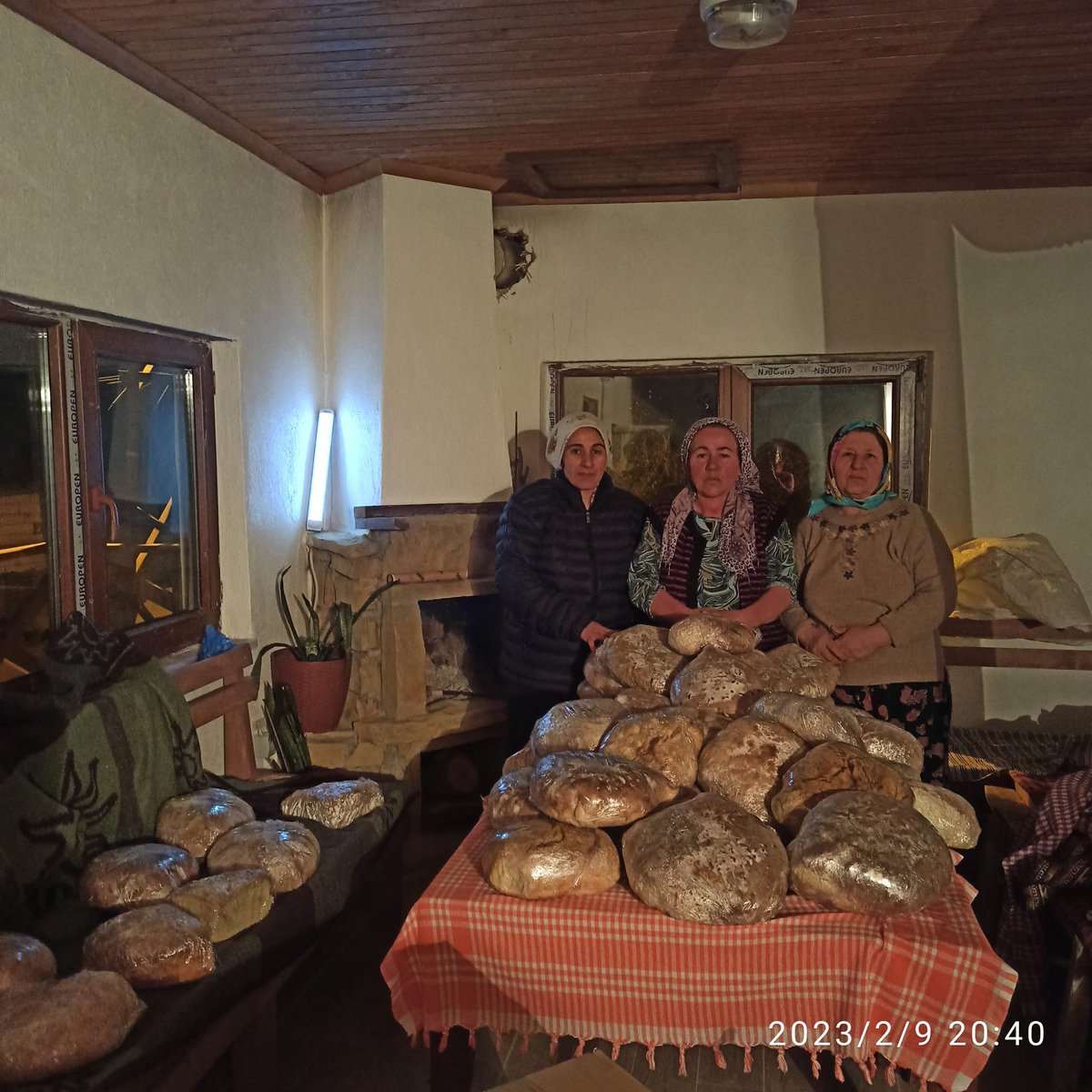 hodologies's tweet photo. Bu da geçen günden. Tekirdağ - Malkara'nın Sarıpolat köyünde kadınlar ekmek yapmışlar deprem bölgesine göndermek için. Saçlarının teline taş değmesin. https://t.co/bG5LtghMas
