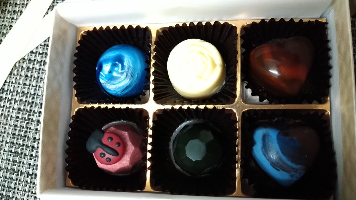 chirorotank's tweet photo. PEARL洋菓子店さんのバレンタインチョコレート♡美しい〜

そして、Father (青色ハート)を早速いただきまして…
お、美味しすぎる…(ToT) https://t.co/ErvNBBwy6z