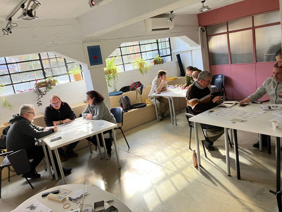 Ayer fue un día 🔝 de reapertura. 
➡️Recuperamos nuestros talleres de grupos reducidos con un poco de Storytelling Creativo. 
✒️Por la mañana, teoría y práctica. Y por la tarde, el grupo se convirtió en Storytelling Designers para crear la narrativa completa de un encargo.