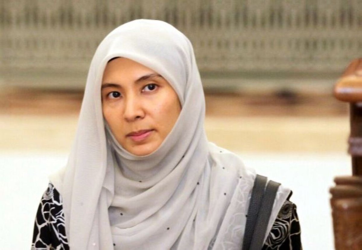 malaysia_kiri's tweet photo. Nurul Izzah membuat keputusan meletakkan jawatan sebagai Penasihat Kanan Ekonomi dan Kewangan kepada Perdana Menteri.

“Saya kesian sangat tengok mereka backup tindakan ayah sehingga keluar hadis nabi. Nampak try hard sangat,” jawab beliau. https://t.co/EIF6bz1OLY