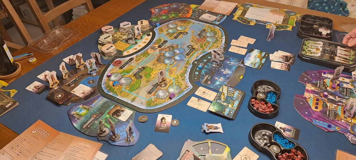 #HybrisDisorderedCosmos zu dritt ist auf jeden Fall ein hoch interaktives und konfrontatives Feuerwerk. Absolut kein Ponyhof und nix für "alleine-für-sich"-Spielende. Klasse!!!🤩😍