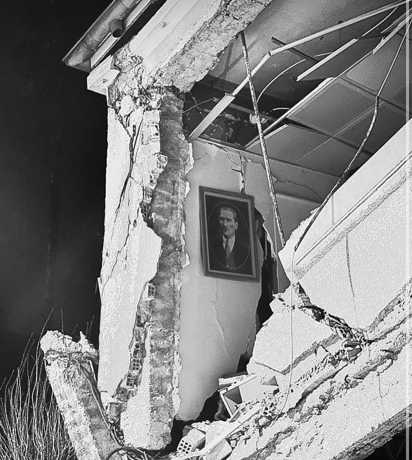 Bir kenarda bir köşede görmesen de varlar, umut gökyüzünde parlar.