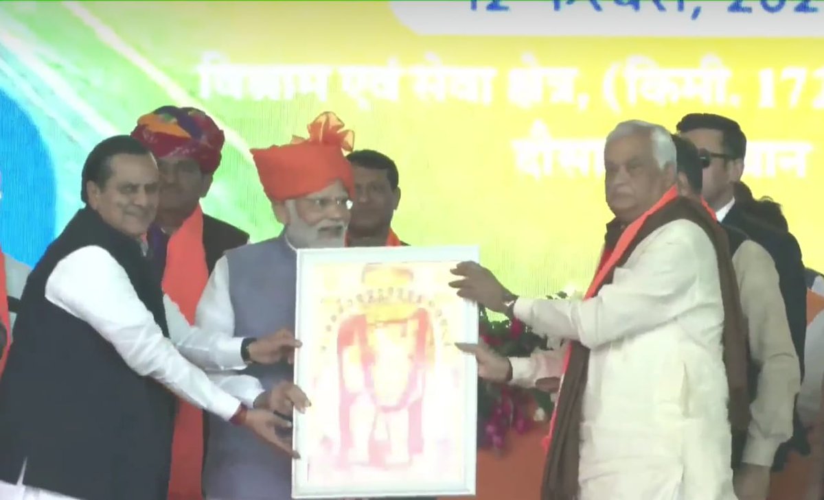 DrKirodilalBJP1's tweet photo. देश के यशस्वी प्रधानमंत्री श्री नरेंद्र जी मोदी के साथ सांसद डॉ किरोड़ी लाल जी मीना धनावड़ दौसा महासभा में! @narendramodi @DrKirodilalBJP https://t.co/FKGus8GSnn