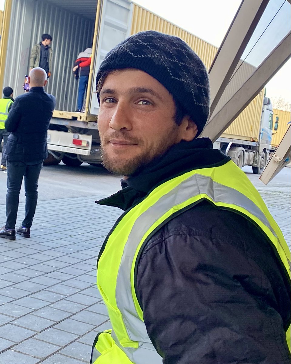 Bu ürəyinin gözəlliyi gözlərində əks olunan şəxs Vüqardır. Onu bizimlə “Şəmkirə hardan gedə bilərəm” sualı tanış etdi. Zəlzələ xəbərini eşidən ilk gündən Şəmkirdən könüllü olaraq Bakıya gələn Vüqardan harda qaldığını, yatdığını soruşduq, o da heç yatmağa vaxtının olmadığını dedi.