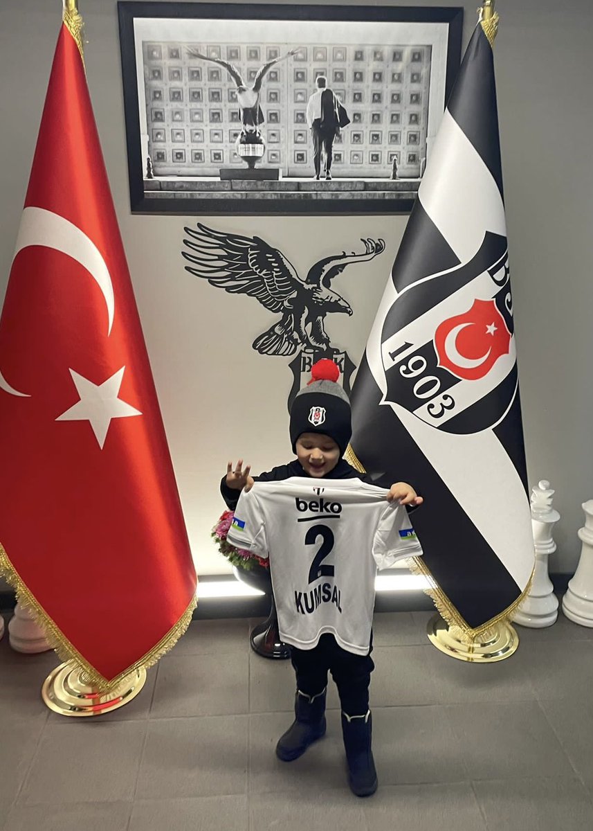bosversilacimm's tweet photo. Ben Kumsal 3 yaşındayım,tedavi gördüğüm hastaneye Bjk takımı ziyarete geldiğinde en istediğim şey bu formaydı.Forma ile arkadaşlarımının ihtiyaçlarının karşılanabileceğini söylediler.Bjk imzalı formamı açık arttırma ile satışa çıkarıp AHBAP’a bağışlayacağız.Destek olur musun? https://t.co/UR7wW52Y4R
