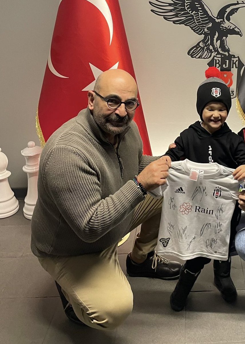 bosversilacimm's tweet photo. Ben Kumsal 3 yaşındayım,tedavi gördüğüm hastaneye Bjk takımı ziyarete geldiğinde en istediğim şey bu formaydı.Forma ile arkadaşlarımının ihtiyaçlarının karşılanabileceğini söylediler.Bjk imzalı formamı açık arttırma ile satışa çıkarıp AHBAP’a bağışlayacağız.Destek olur musun? https://t.co/UR7wW52Y4R