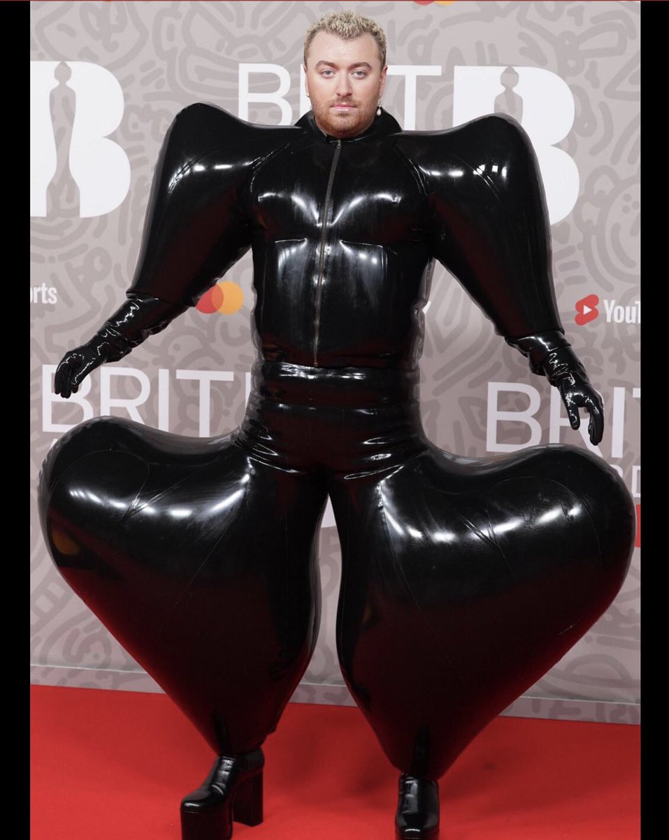 Zar_RedIssue's tweet photo. Think I’ll street clear of the new Batman film #FatmanAndRobin 🚮 https://t.co/IcMcxo58qa