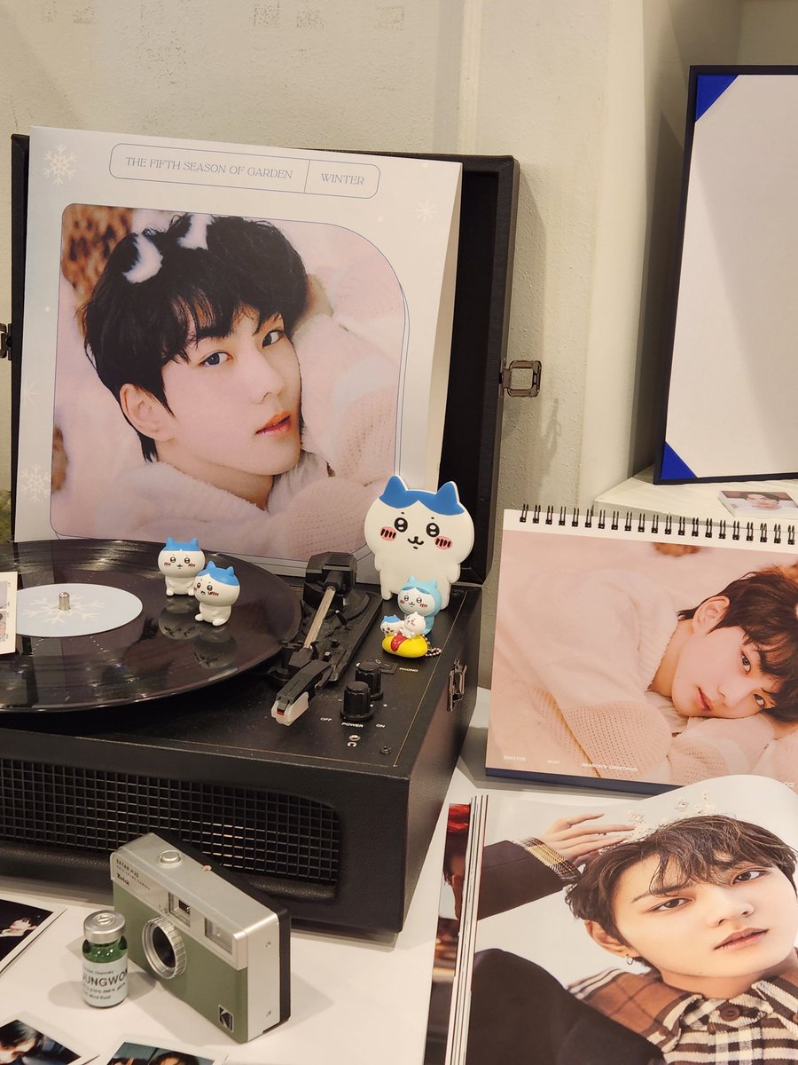 nocontextkeum's tweet photo. 📍cafe bud

양타쿠 과몰입하게 만드는 카페 1위... 남강고 교복도 태권도 도복도 있고 졸업장에 임명장까지🥹 너무 좋아하는 사진들과 너무 예쁜 인테리어들의 조화가 너무 킹름다웠고 특전도 넘 마음에 들어요ㅜㅜ💙 일정이 바빠 정원 프레임 사진 못 찍은 게 조금 아쉽🥺😭

#스무살_양정원입니다 https://t.co/tMBx5FB1bo