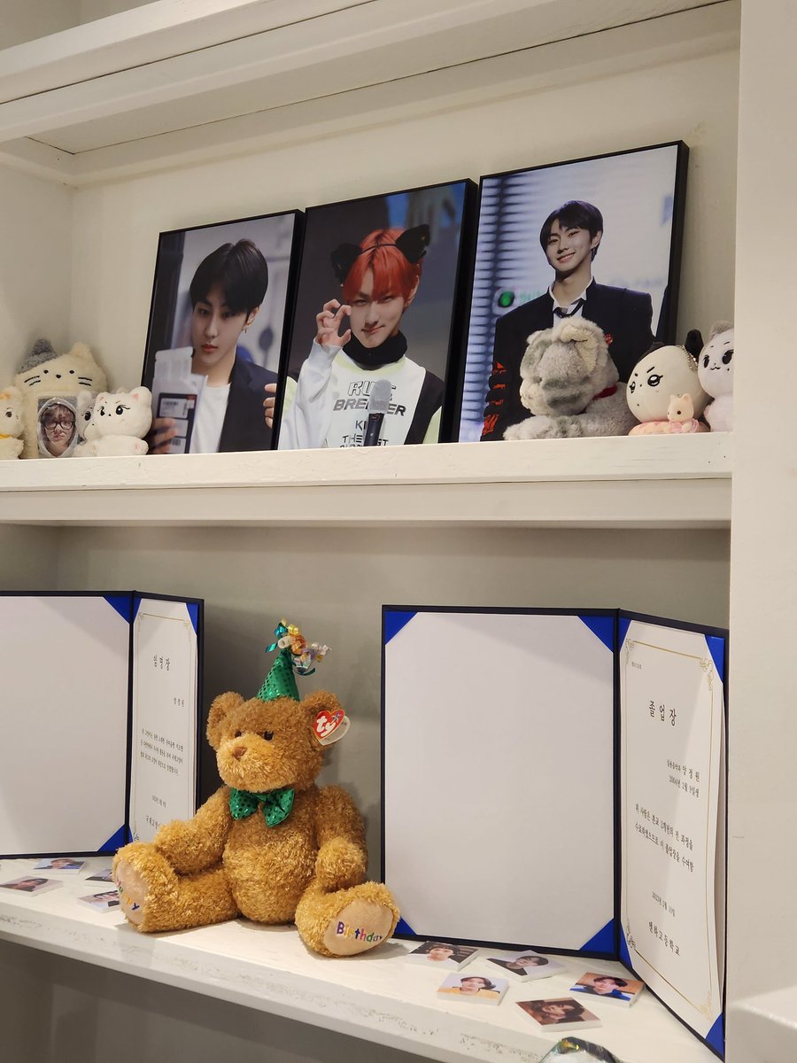 nocontextkeum's tweet photo. 📍cafe bud

양타쿠 과몰입하게 만드는 카페 1위... 남강고 교복도 태권도 도복도 있고 졸업장에 임명장까지🥹 너무 좋아하는 사진들과 너무 예쁜 인테리어들의 조화가 너무 킹름다웠고 특전도 넘 마음에 들어요ㅜㅜ💙 일정이 바빠 정원 프레임 사진 못 찍은 게 조금 아쉽🥺😭

#스무살_양정원입니다 https://t.co/tMBx5FB1bo