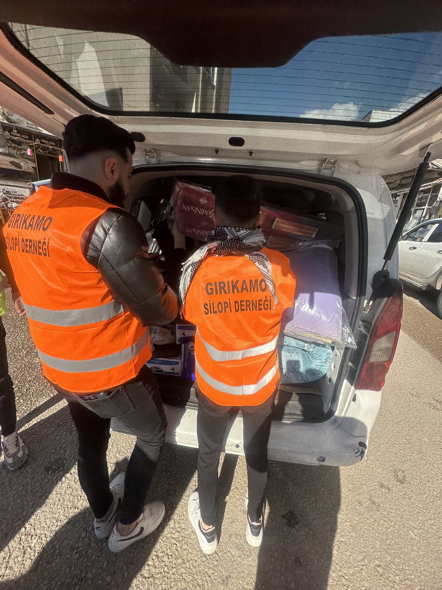 Memleketini bırakıp silopiye sığınan depremzede kardeşlerimize gereken ihtiyaçlarını karşılamak için çalışmalar devam ediyor...#Silopi #deprem #hatay #adiyamandepremi #ahpabderneği #Gaziantep #nurdagi #türkiye