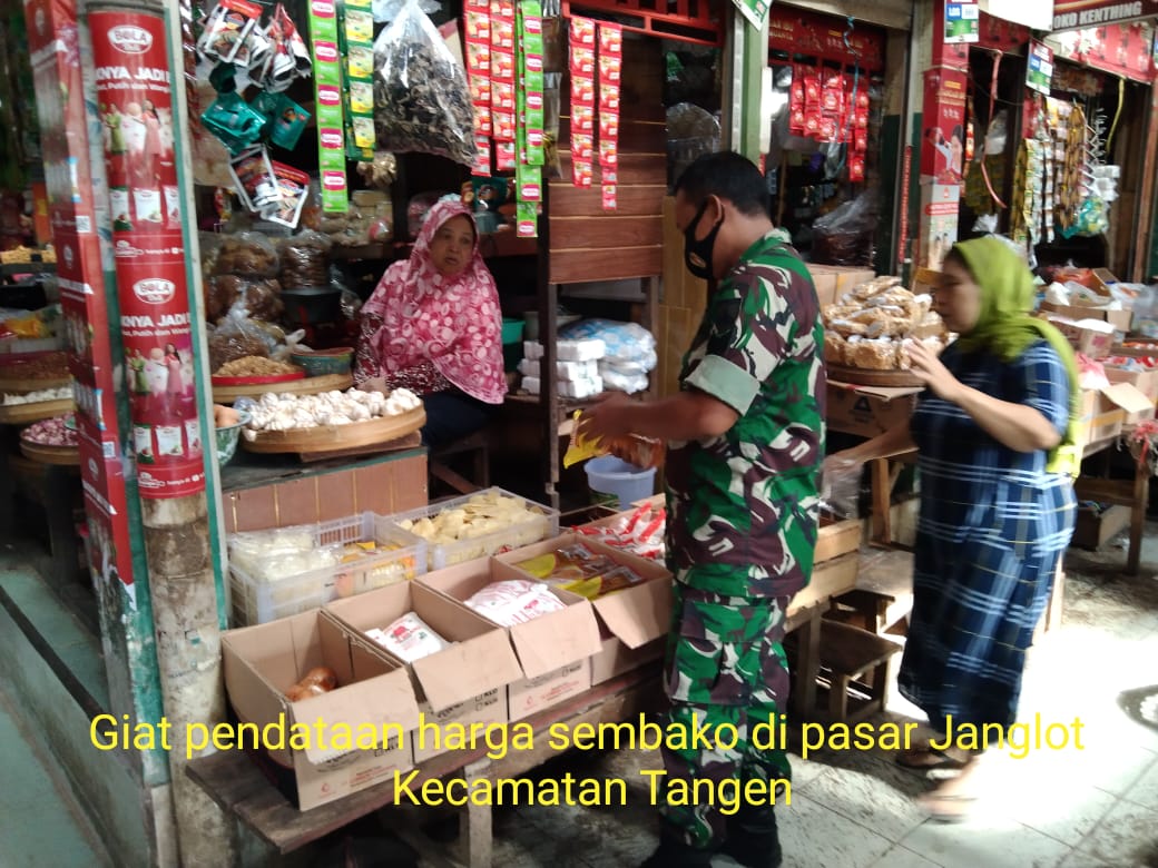 Babinsa Denanyar Serma Hariyanto melaksanakan kegiatan pendataan harga sembako dipasar Janglot Kecamatan Tangen
