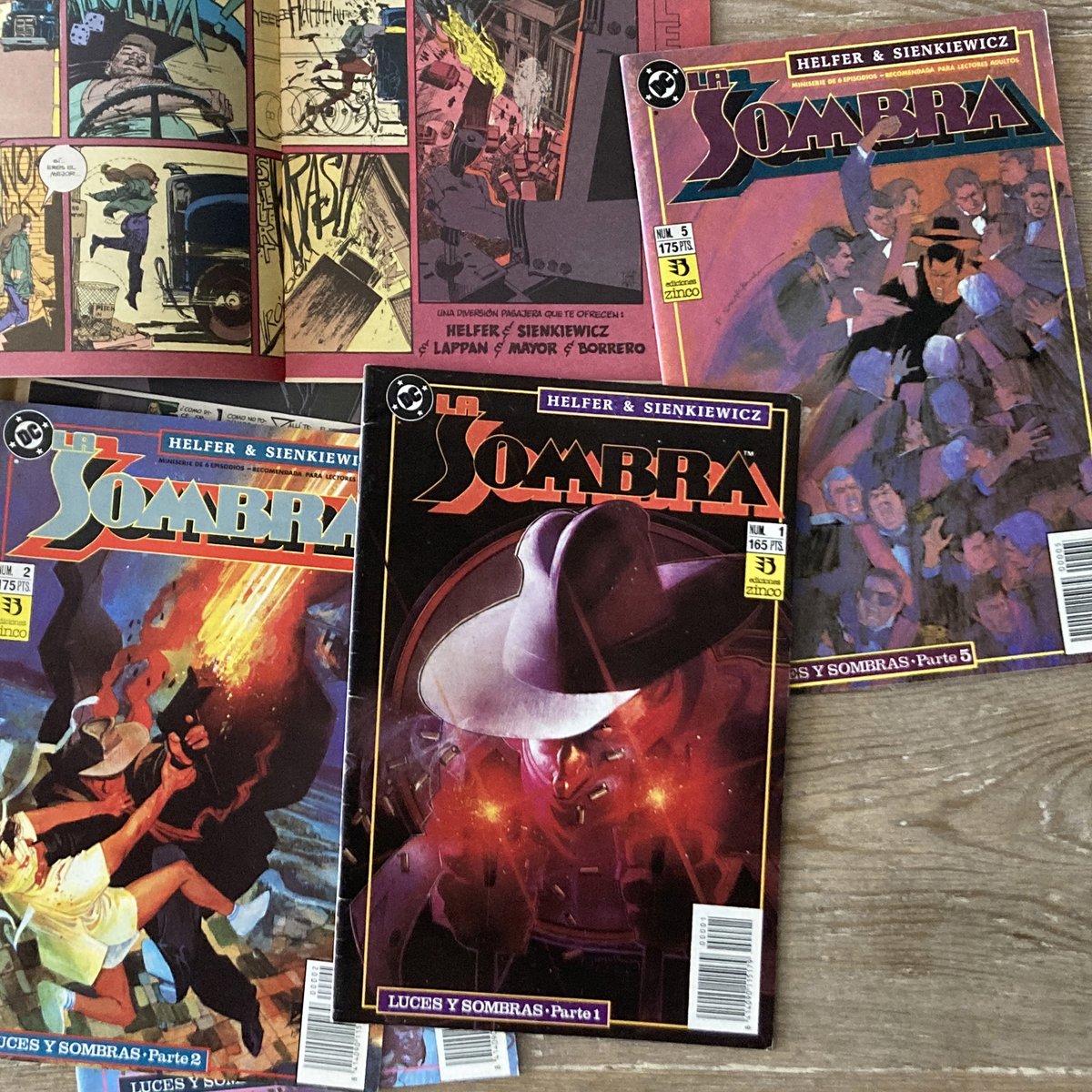 CarlosMayor's tweet photo. Hola. Al final me he puesto a ordenar con la fuerza de los mares.

Más tebeos que traduje en los noventa para #EdicionesZinco. Son #LaSombra de #AndrewHelfer y #BillSienkiewicz y #Twilight de #HowardChaykin y #JoséLuisGarcíaLópez.

#traducidopor #traducirtebeos #simedasaelegir https://t.co/SyQFO3Hhxl