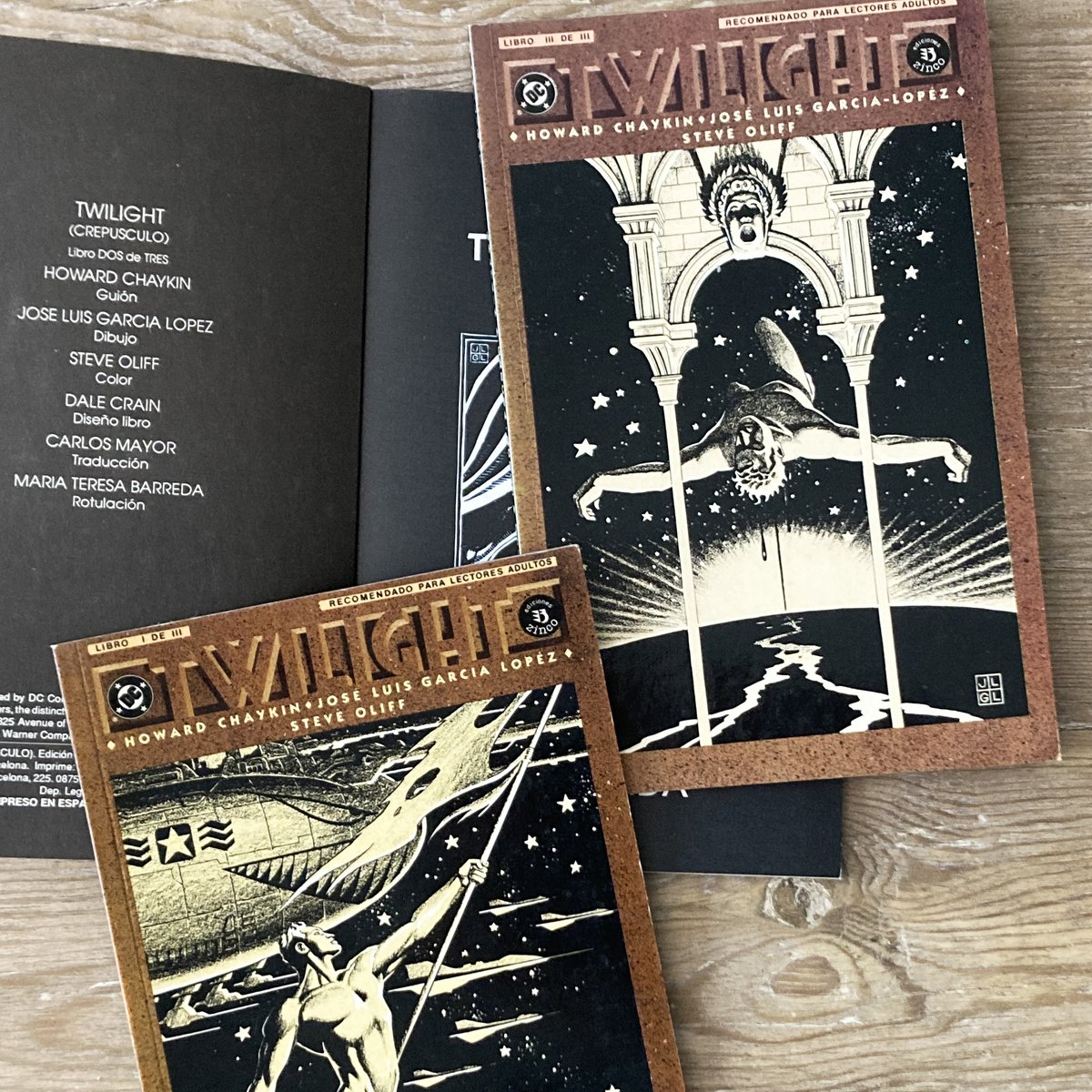 CarlosMayor's tweet photo. Hola. Al final me he puesto a ordenar con la fuerza de los mares.

Más tebeos que traduje en los noventa para #EdicionesZinco. Son #LaSombra de #AndrewHelfer y #BillSienkiewicz y #Twilight de #HowardChaykin y #JoséLuisGarcíaLópez.

#traducidopor #traducirtebeos #simedasaelegir https://t.co/SyQFO3Hhxl