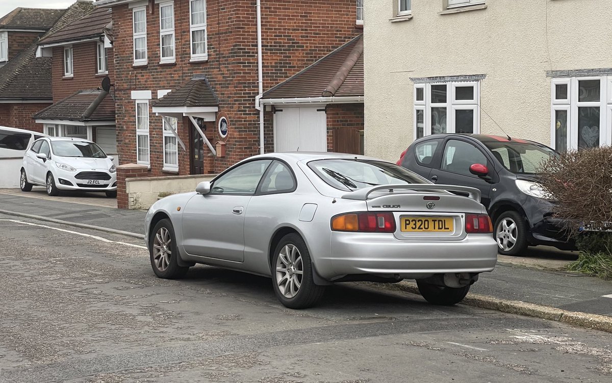 flaneurUK's tweet photo. Some weekend #streetspots including a couple of still-local DL plates and a retired Fairway by the sea. @16Valver https://t.co/4I5KTmpieM