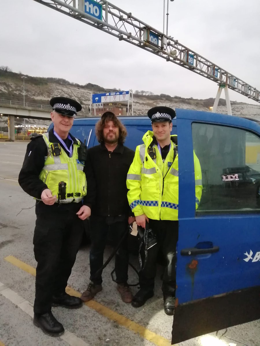 portdoverpolice's tweet photo. PC's 57, 58 & 30 assisted a Port customer who unfortunately locked himself out of his vehicle. This issue was resolved without causing any damage to his van. One very happy customer who was able to continue with his journey. JS
#PortofDover #Portofdoverpolice #valuesandvision https://t.co/YzRu1m5wBw