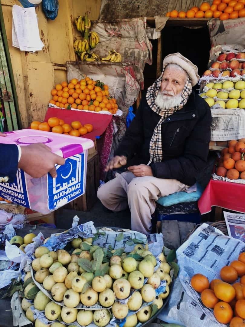 "A poor Man with big heart"
This old man who was selling fruit at the Abbottabad general bus stand, when was asked for donation took Rs. 500 out of his pocket and put it in the box for his #Turkish &amp; #Syrian brothers who are suffering from destruction caused by #Earthquake.