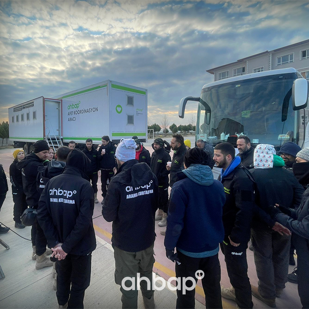 ahbap's tweet image. Ahbaplar olarak deprem bölgesindeki depremzedelerimizin ihtiyaçlarını karşılamak ve her daim yanlarında olduğumuzu hissettirmek için canla başla çalışıyoruz. 

Tüm gönüllü Ahbaplarımızla tüm afet bölgelerindeki yardım çalışmalarına koordineli bir şekilde son sürat devam ediyor; +