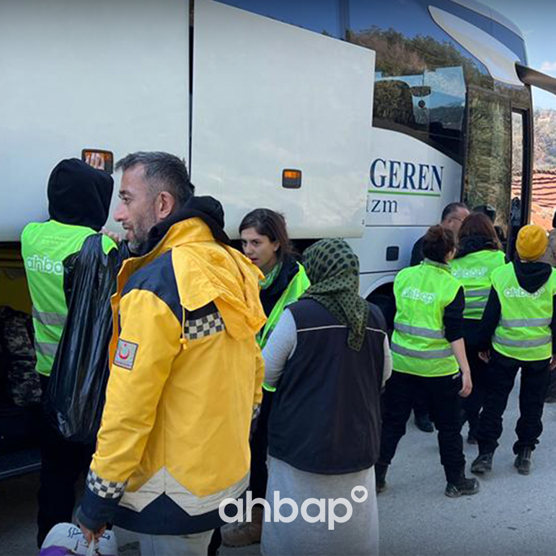 ahbap's tweet image. Ahbaplar olarak deprem bölgesindeki depremzedelerimizin ihtiyaçlarını karşılamak ve her daim yanlarında olduğumuzu hissettirmek için canla başla çalışıyoruz. 

Tüm gönüllü Ahbaplarımızla tüm afet bölgelerindeki yardım çalışmalarına koordineli bir şekilde son sürat devam ediyor; +