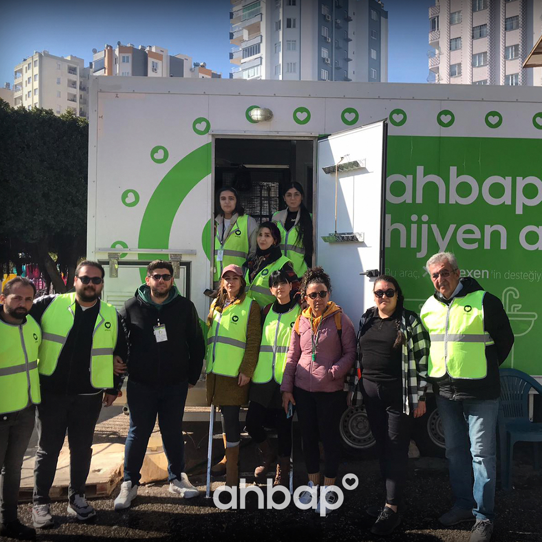 ahbap's tweet image. Ahbaplar olarak deprem bölgesindeki depremzedelerimizin ihtiyaçlarını karşılamak ve her daim yanlarında olduğumuzu hissettirmek için canla başla çalışıyoruz. 

Tüm gönüllü Ahbaplarımızla tüm afet bölgelerindeki yardım çalışmalarına koordineli bir şekilde son sürat devam ediyor; +