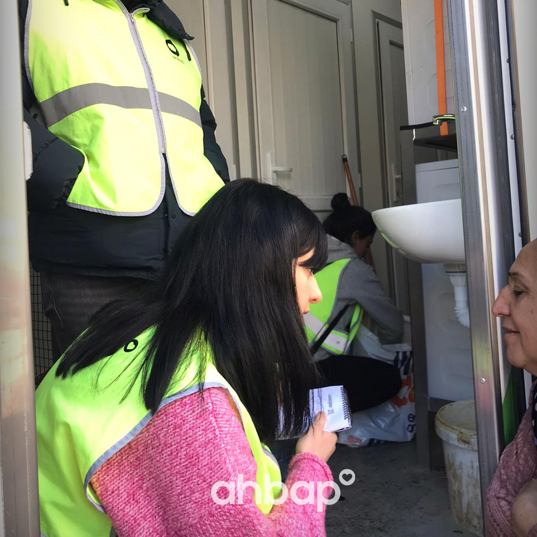 yiyecekten giyeceğe, temizlik malzemelerinden hijyen araçlarına birçok konuda afetzedelere destek oluyor, doğabilecek tüm ihtiyaçları için teyakkuzda bekliyor, onları sevgi ve iyilikle kucaklıyoruz. +