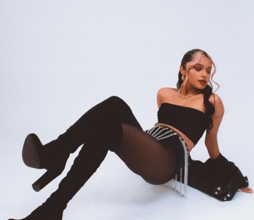 les_mels's tweet image. Elle grandit d'année en année et on est fière de célébrer son anniversaire ! 😍 

Puisque la chanteuse passé par #TheVoice ou même la série #Profilage, @Nilusi_officiel fête aujourd'hui même ses 23 ans. 

Et regardez comme elle est belle et très heureuse ⬇️