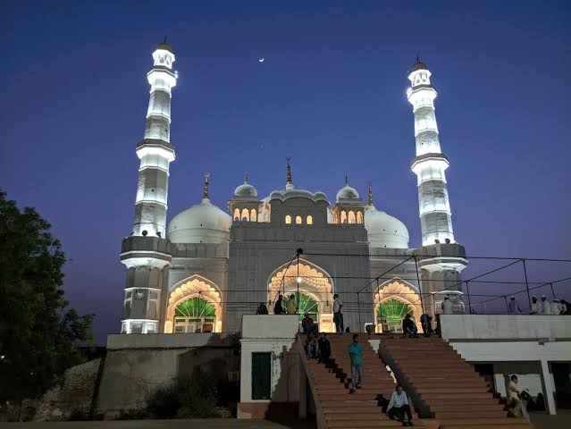 MuslimSpaces's tweet photo. Teele Wali Masjid, Lucknow was built in reign of Mughal Emperor Aurangzeb between 1658-1660 &amp; is the biggest Sunni Mosque in UP. It was confiscated by British in 1857 Revolt as teachers &amp; students of Madrasa fought them for 80 days &amp; Muslims were hanged on the tree behind Mosque! https://t.co/t1nw4DifVI